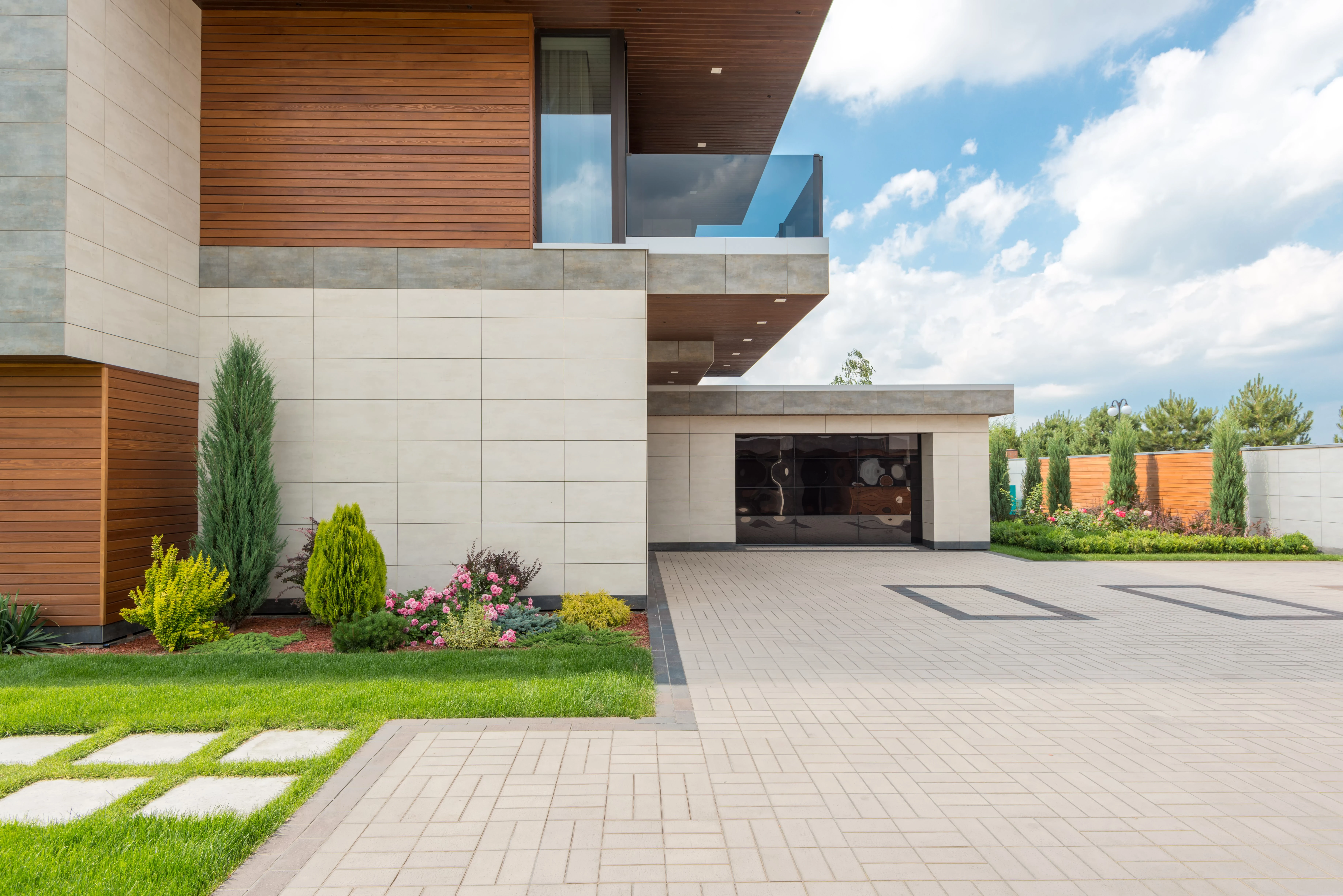 Residential garage door in Lima